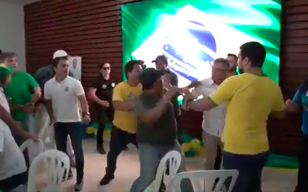 Correligionário grita: "Ele está querendo puxar arma"