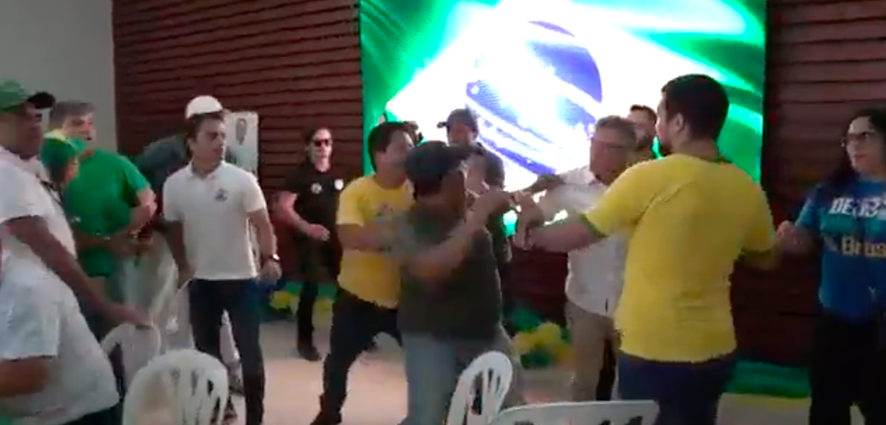 Correligionário grita: "Ele está querendo puxar arma"