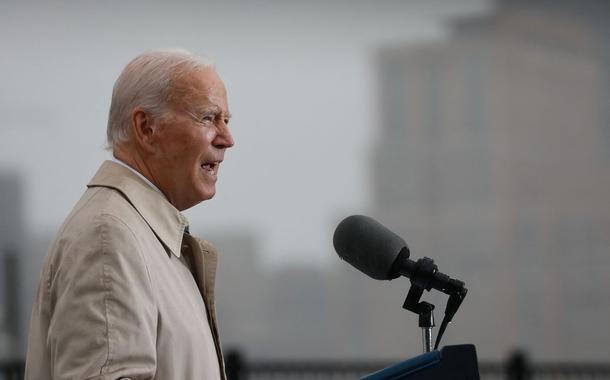 O presidente dos EUA, Joe Biden, fala durante uma cerimônia de colocação de coroa de flores para homenagear as vítimas dos ataques de 11 de setembro de 2001 no Pentágono em Washington, EUA, 11 de setembro de 2022