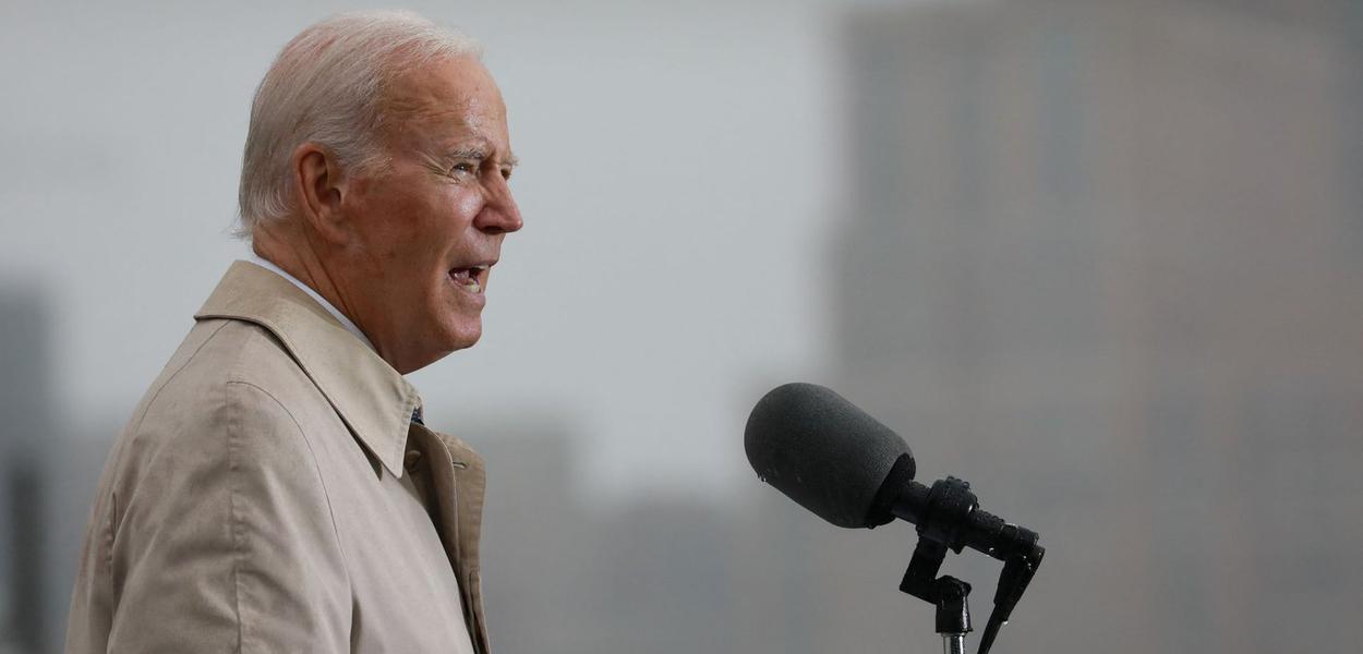 O presidente dos EUA, Joe Biden, fala durante uma cerimônia de colocação de coroa de flores para homenagear as vítimas dos ataques de 11 de setembro de 2001 no Pentágono em Washington, EUA, 11 de setembro de 2022
