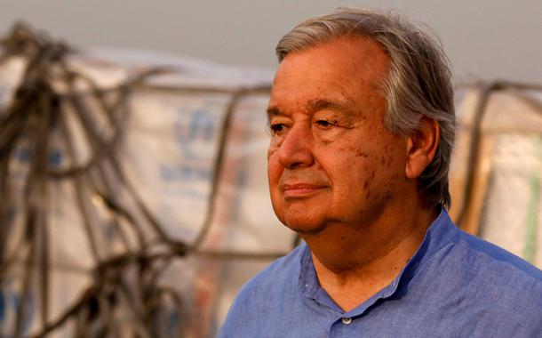 Secretário-geral da ONU, António Guterres, com doações humanitárias ao fundo, durante entrevista coletiva em meio a visita a áreas atingidas por enchentes em Karachi, no Paquistão 10/09/2022