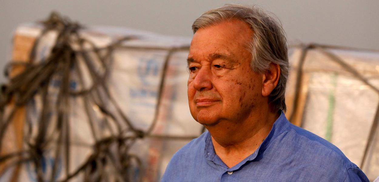 Secretário-geral da ONU, António Guterres, com doações humanitárias ao fundo, durante entrevista coletiva em meio a visita a áreas atingidas por enchentes em Karachi, no Paquistão 10/09/2022