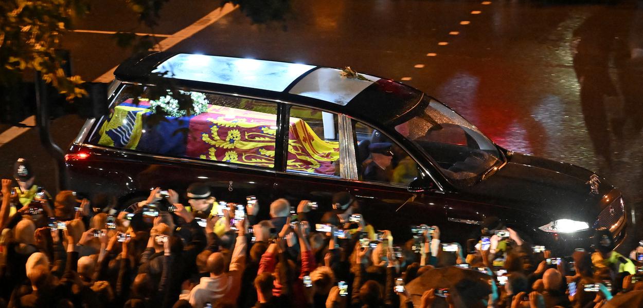 Multidão acompanha passagem do caixão da rainha Elizabeth por ruas de Londres até o Palácio de Buckingham 13/09/2022