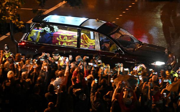 Multidão acompanha passagem do caixão da rainha Elizabeth por ruas de Londres até o Palácio de Buckingham 13/09/2022