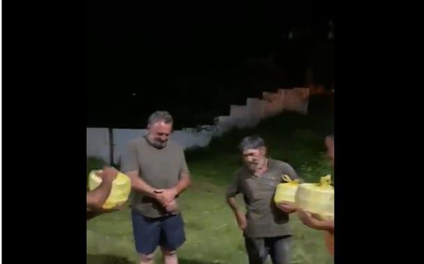 Cássio Joel Cenali (de cabeça baixa, com as duas mãos)