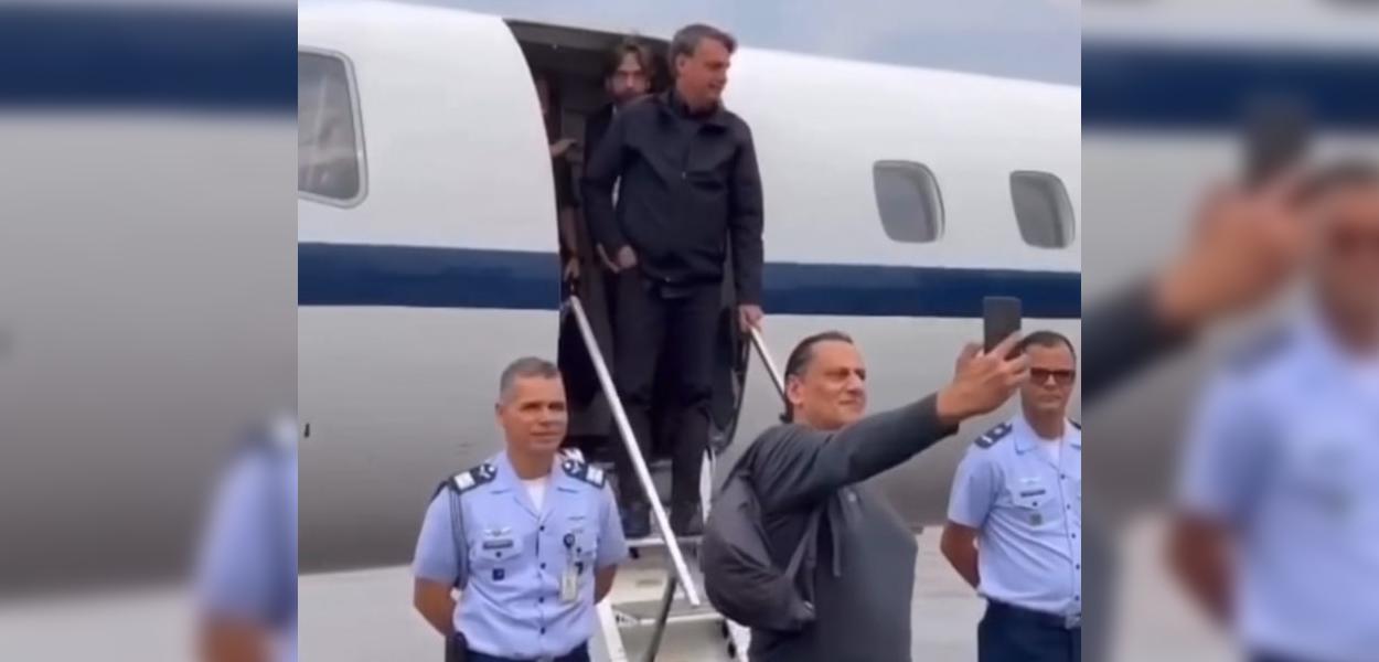 Frederick Wassef fazendo selfie em avião da FAB