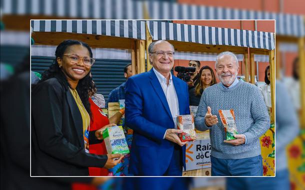 Geraldo Alckmin (terno azul) e Luiz Inácio Lula da Silva durante encontro com o setor de economia solidária na capital paulista