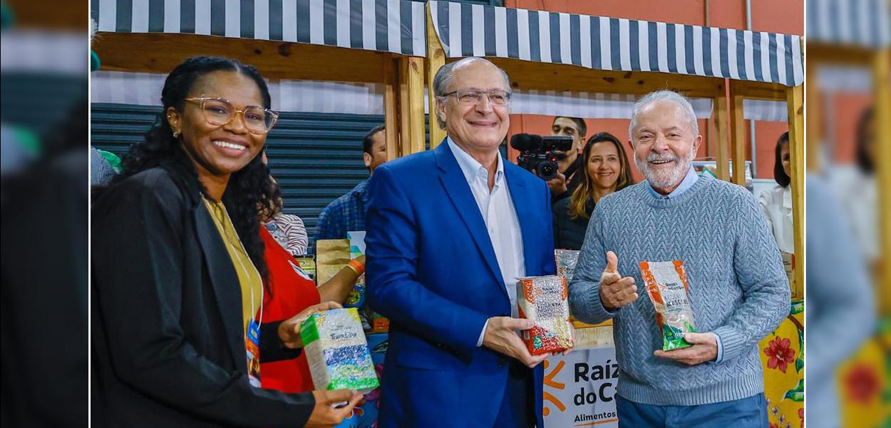 Geraldo Alckmin (terno azul) e Luiz Inácio Lula da Silva durante encontro com o setor de economia solidária na capital paulista