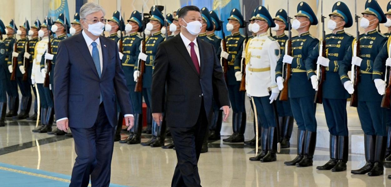 (220914) -- NUR-SULTAN, Sept. 14, 2022 (Xinhua) -- Chinese President Xi Jinping attends a welcome ceremony held by Kazakh President Kassym-Jomart Tokayev at the Ak Orda Presidential Palace in Nur-Sultan, Kazakhstan, Sept. 14, 2022. (Xinhua/Yue Yuewei)