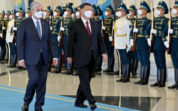 (220914) -- NUR-SULTAN, Sept. 14, 2022 (Xinhua) -- Chinese President Xi Jinping attends a welcome ceremony held by Kazakh President Kassym-Jomart Tokayev at the Ak Orda Presidential Palace in Nur-Sultan, Kazakhstan, Sept. 14, 2022. (Xinhua/Yue Yuewei)