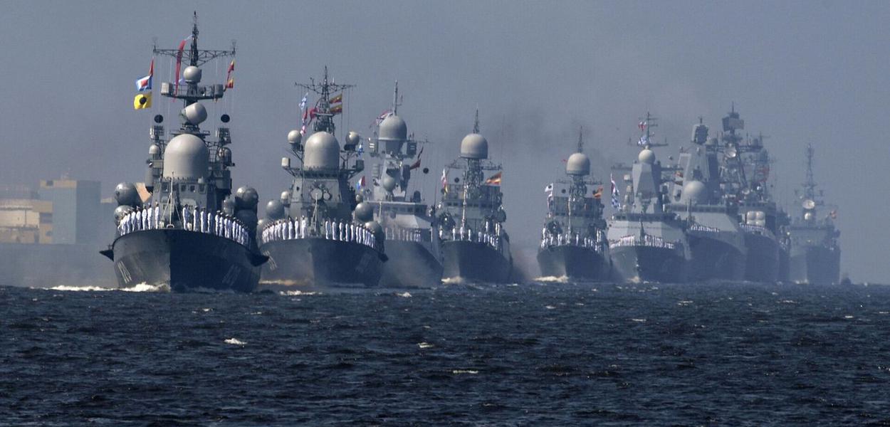 Navios russos participam em ação no Oceano Pacífico em cooperação com a China