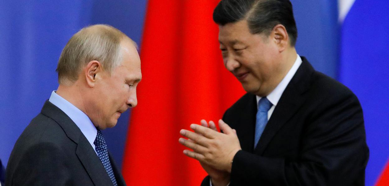 Presidentes Vladimir Putin, da Rússia (à esq.), e Xi Jinping, da China