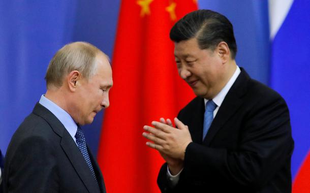 Presidentes Vladimir Putin, da Rússia (à esq.), e Xi Jinping, da China