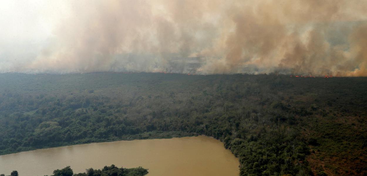 Fumaça sobre vegetação ao redor do rio Cuiabá, no Pantanal, em Poconé, no Mato Grosso