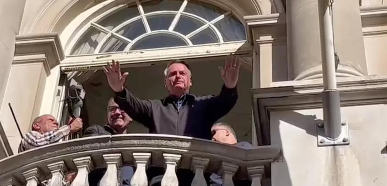 Jair Bolsonaro na sacada da Embaixada brasileirs em Londres