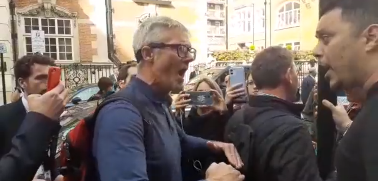 Cidadão britânico discute com bolsonarista no dia do funeral da rainha