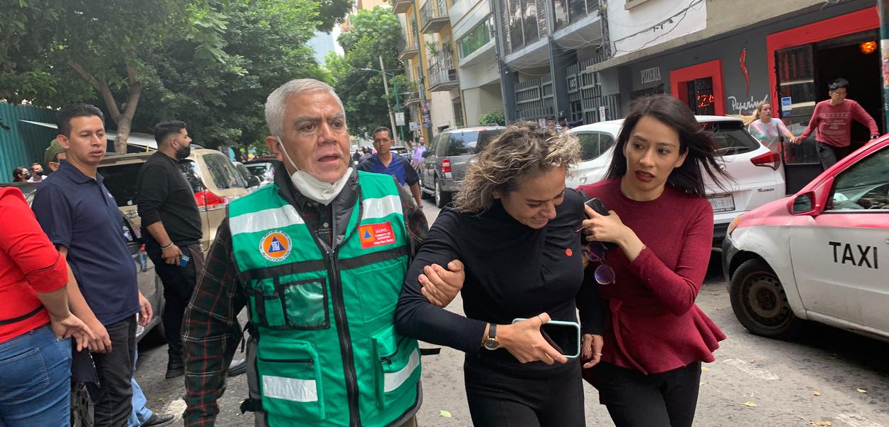 Pessoas nas ruas após terremoto na Cidade do México