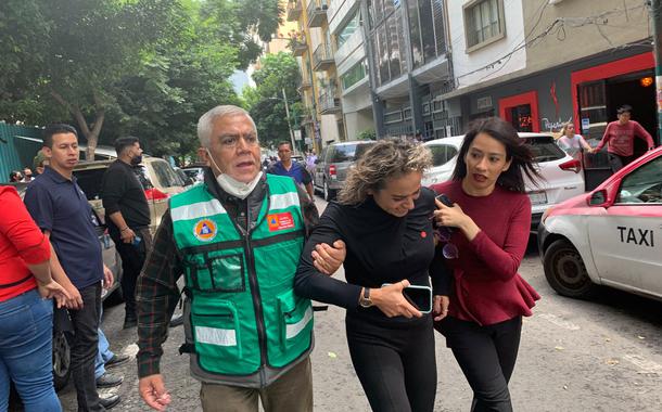 Pessoas nas ruas após terremoto na Cidade do México