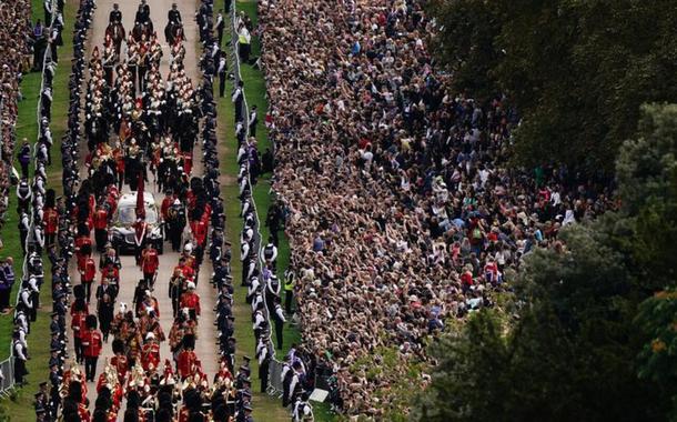 Cortejo fúnebre percorre a Long Walk até chegar ao Castelo de Windsor