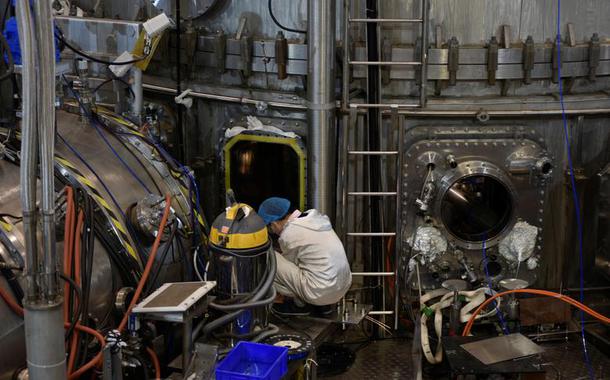 Um técnico trabalha no Experimental Advanced Superconducting Tokamak (EAST), um reator de fusão nuclear apelidado de "sol artificial", em Hefei, província de Anhui, China. 14 de novembro de 2018
