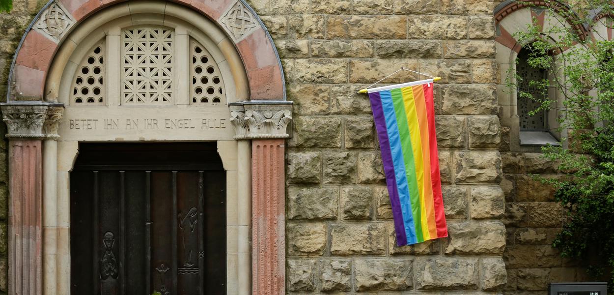 Bandeira do arco-íris na parede de uma Igreja Católica em Colônia, na Alemanha
