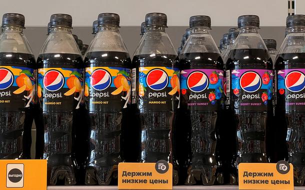 Prateleira com garrafas de Pepsi em uma mercearia em Moscou
