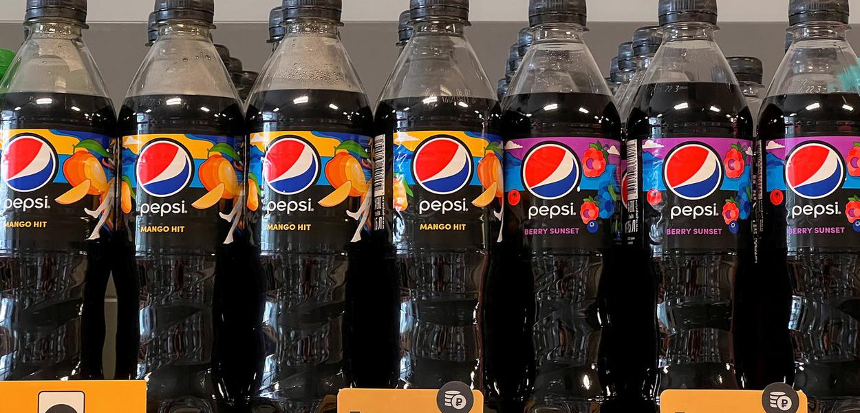 Prateleira com garrafas de Pepsi em uma mercearia em Moscou