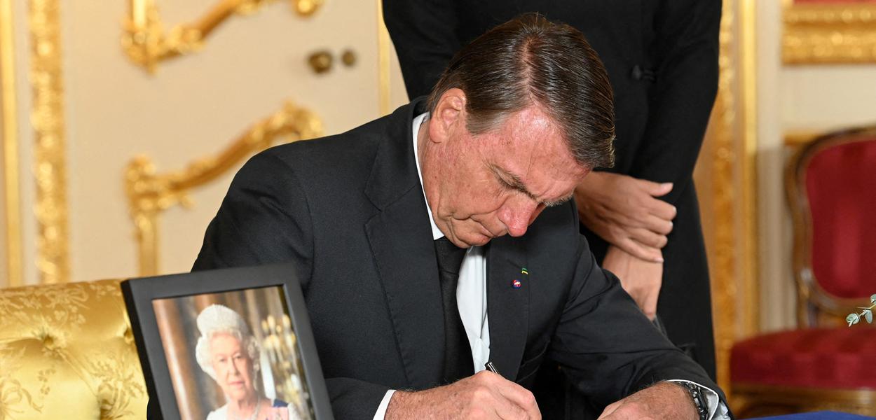 Ao lado da mulher,  Michelle, Bolsonaro assina livro de condolências da rainha Elizabeth em Londres
18/09/2022
Jonathan Hordle/Pool via REUTERS