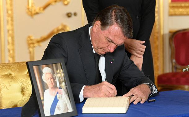 Ao lado da mulher,  Michelle, Bolsonaro assina livro de condolências da rainha Elizabeth em Londres
18/09/2022
Jonathan Hordle/Pool via REUTERS