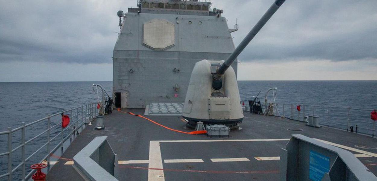 O cruzador de mísseis guiados da classe Ticonderoga USS Antietam (CG 54), implantado na área de operações da 7ª Frota dos EUA, realiza operações no Estreito de Taiwan, 28 de agosto de 2022