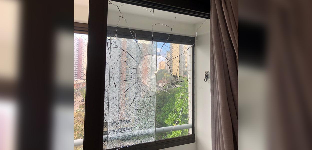 Varanda em prédio no Recife estilhaçada por tiros