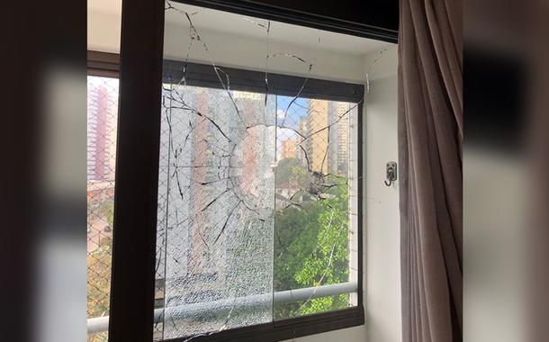 Varanda em prédio no Recife estilhaçada por tiros
