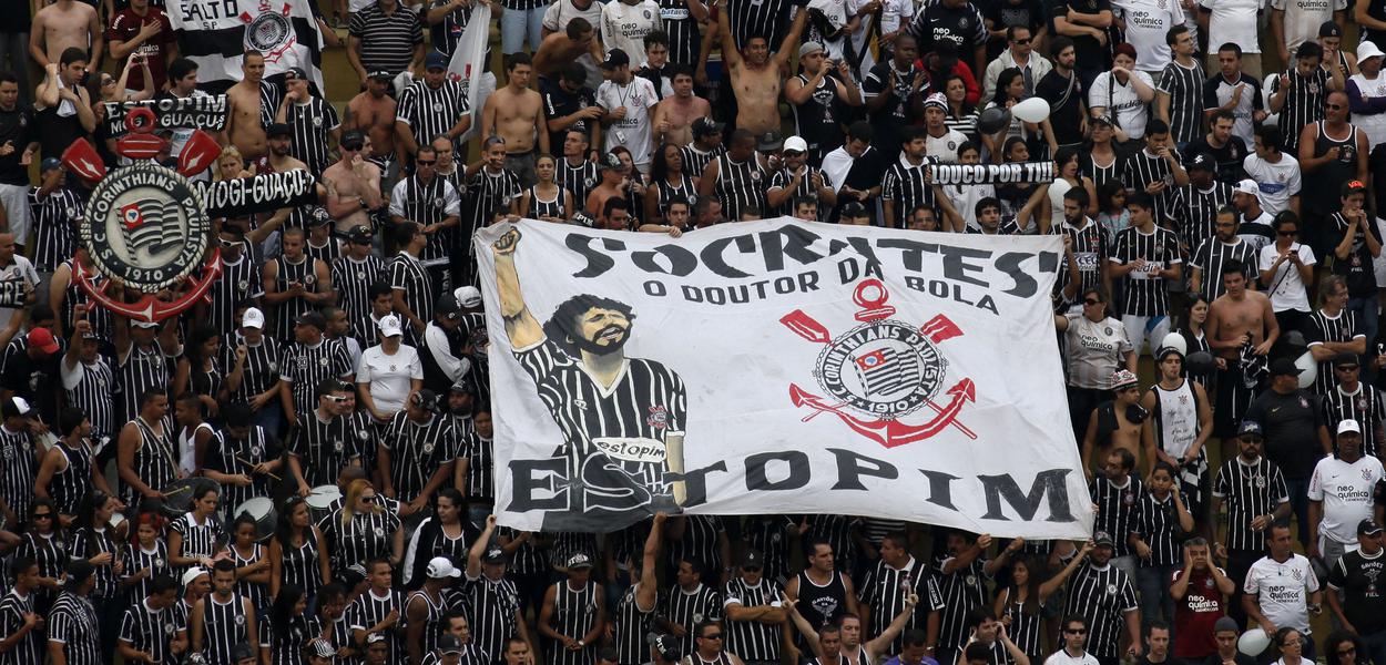 Torcedores do Corinthians com faixa em homenagem a Sócrates durante partida do clube em São Paulo - 04/12/2011