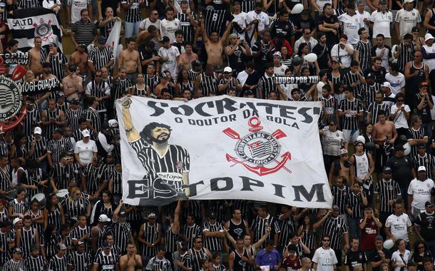 Torcedores do Corinthians com faixa em homenagem a Sócrates durante partida do clube em São Paulo - 04/12/2011