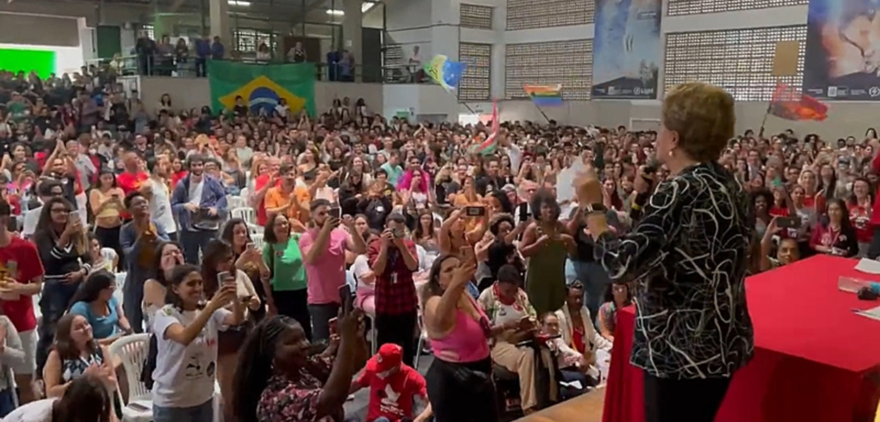 Dilma Rousseff discursa no Rio de Janeiro (Foto: Reprodução/Brasil de Fato) Dilma Rousseff discursa no Rio de Janeiro