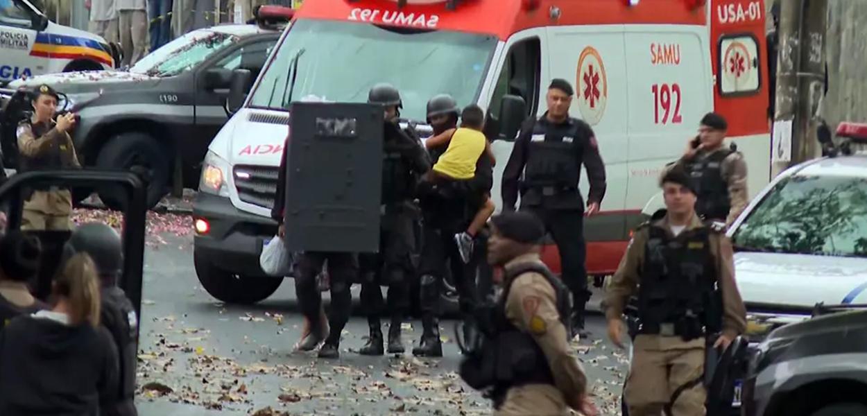 Criança é liberada após 16 horas em poder do sequestrador (Foto: Reprodução/TV Globo) Criança é liberada após 16 horas em poder do sequestrador