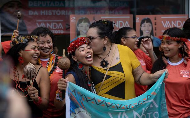 Vanda Witoto durante ato de campanha em comunidade indígena em Manaus