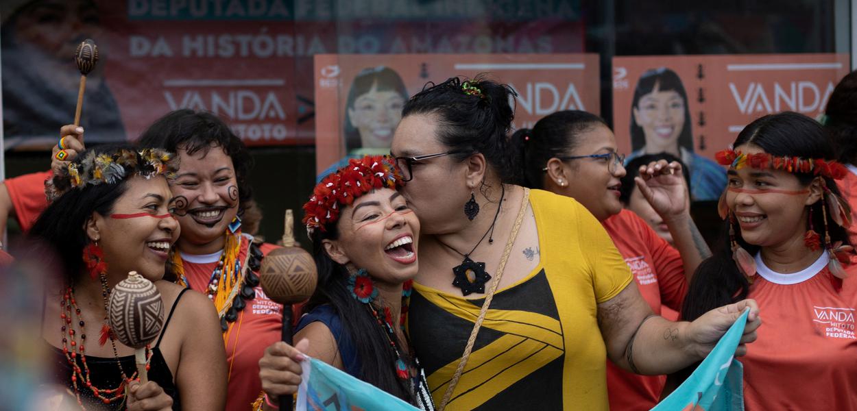 Vanda Witoto durante ato de campanha em comunidade indígena em Manaus