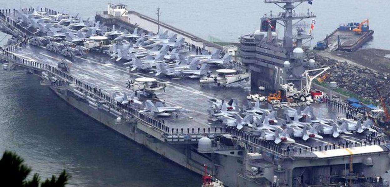 O porta-aviões estadunidense USS Ronald Reagan