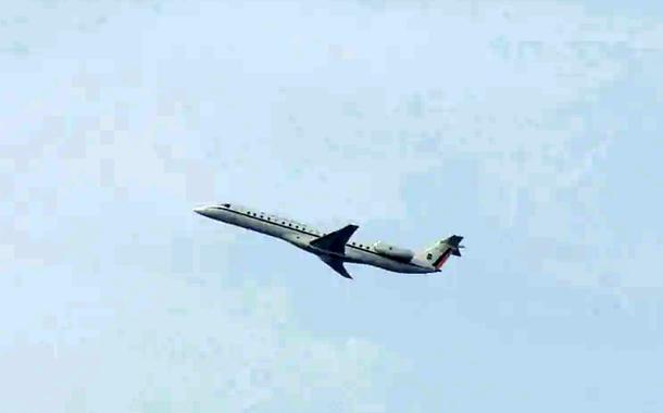Avião que transportava Jair Bolsonaro