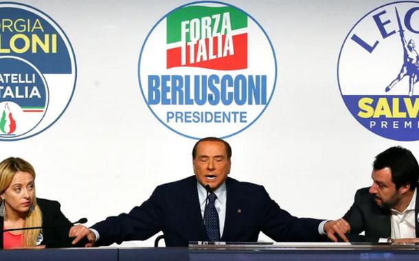 Silvio Berlusconi (centro), Giorgia Meloni (esq.) e Matteo Salvini (dir.) em Roma