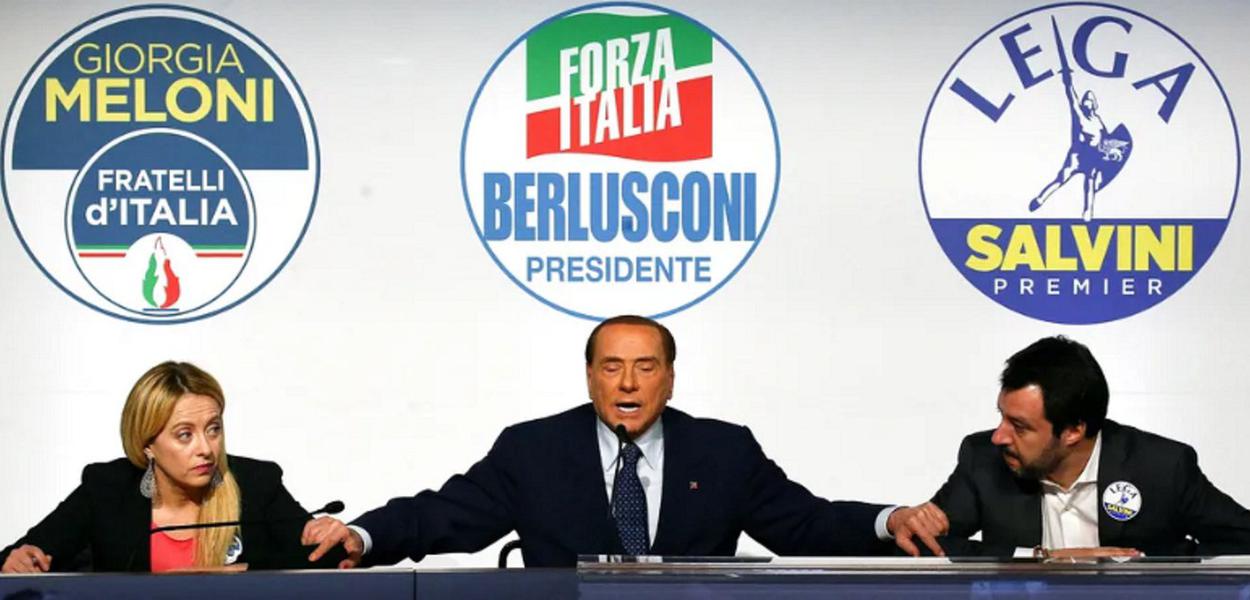 Silvio Berlusconi (centro), Giorgia Meloni (esq.) e Matteo Salvini (dir.) em Roma