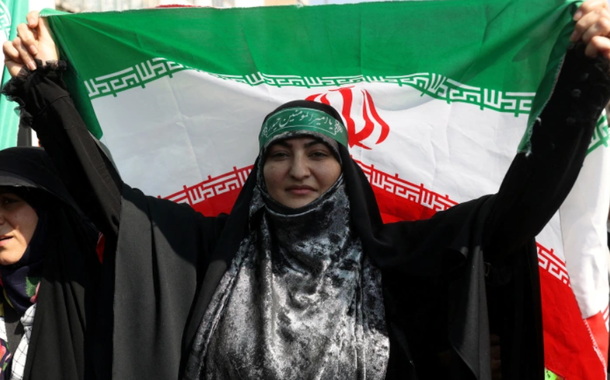 Apoiadores do governo iraniano se reuniram em um esforço para conter protestos apoiados pelo Ocidente