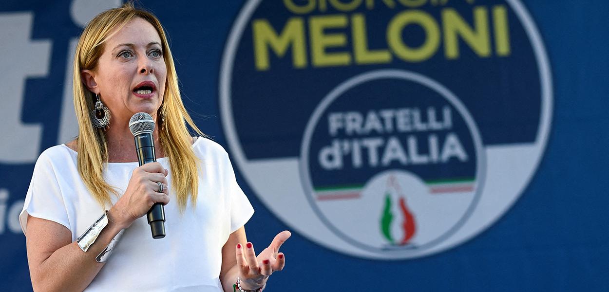 Giorgia Meloni, líder do partido Irmãos da Itália, em comício em Milão, Itália