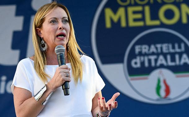 Giorgia Meloni, líder do partido Irmãos da Itália, em comício em Milão, Itália
