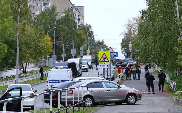 Polícia e serviços de emergência em escola em Izhevsk 26/9/2022