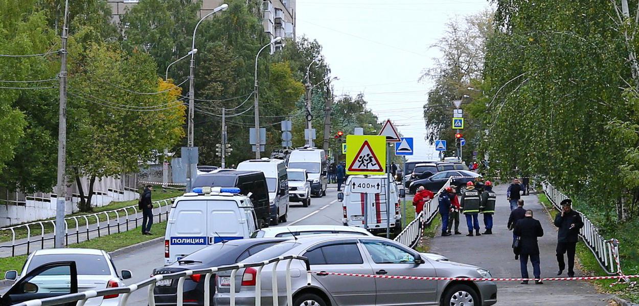 Polícia e serviços de emergência em escola em Izhevsk 26/9/2022