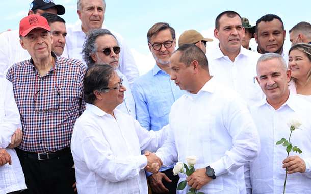 Gustavo Petro esteve na fronteira acompanhado de ministro dos Transportes da Venezuela