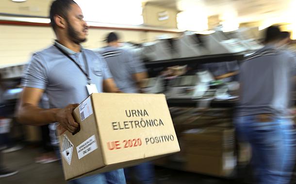 Técnicos do TRE-DF realizam a conferência e a lacração de urnas eletrônicas para o 1º turno das Eleições 2022.