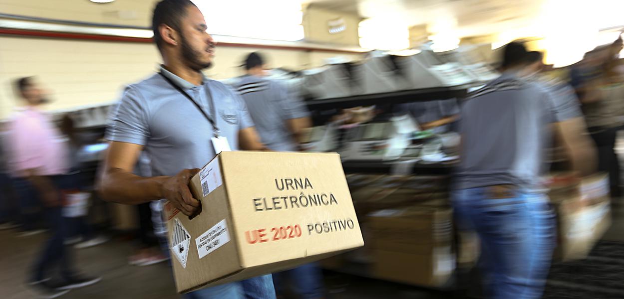 Técnicos do TRE-DF realizam a conferência e a lacração de urnas eletrônicas para o 1º turno das Eleições 2022.